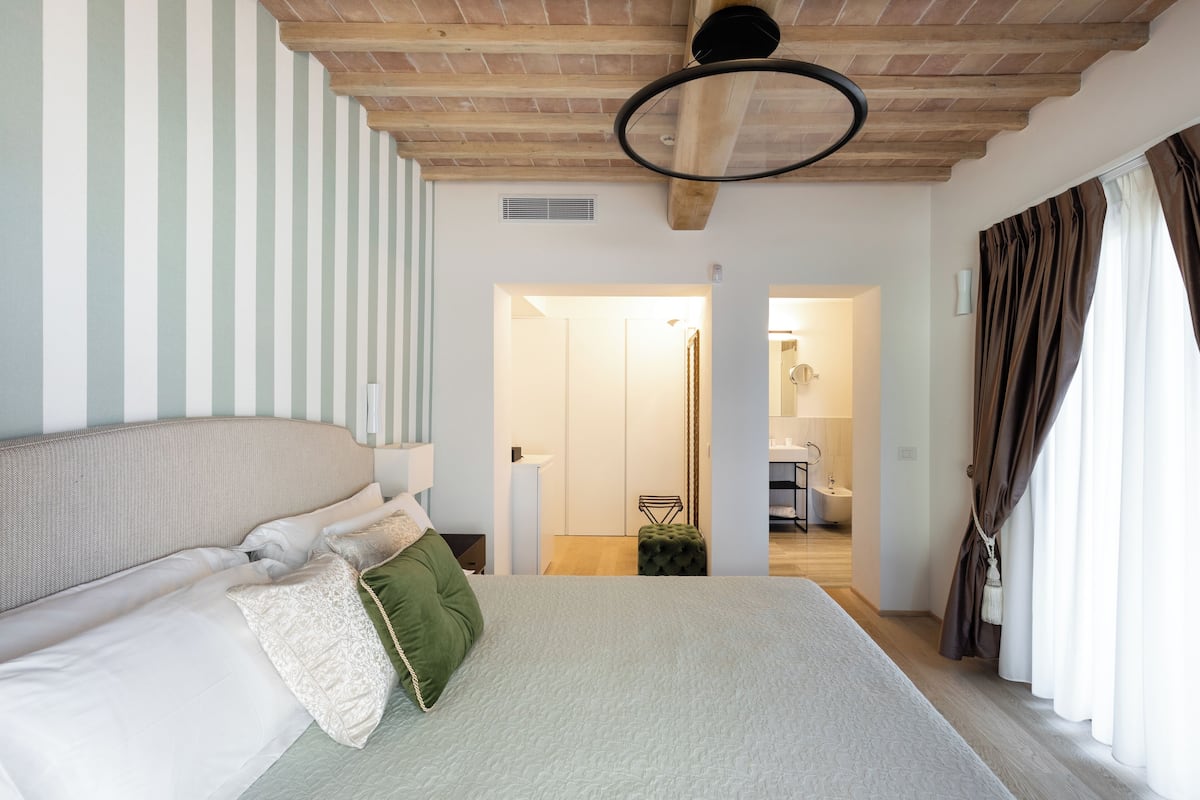 Comfort Room, 1 King Bed, Private Bathroom, Hill View | Down comforters, minibar, in-room safe, free WiFi