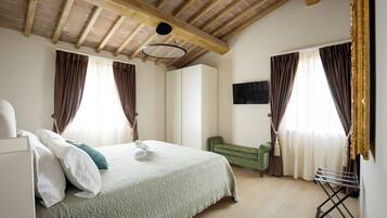 Deluxe-Zimmer, 1 King-Bett und Schlafsofa, eigenes Bad, Hügelblick | Daunenbettdecken, Minibar, Zimmersafe, kostenloses WLAN