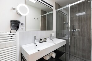 Habitación superior, 1 cama de matrimonio grande, baño privado, vistas a la colina | Baño | Ducha, secador de pelo, albornoces y zapatillas