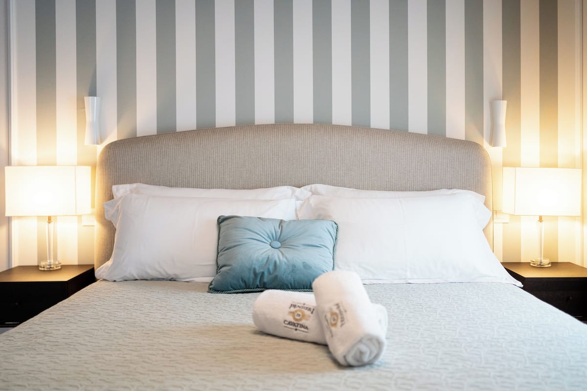 Classic Room, 1 King Bed, Private Bathroom, Hill View | Down comforters, minibar, in-room safe, free WiFi