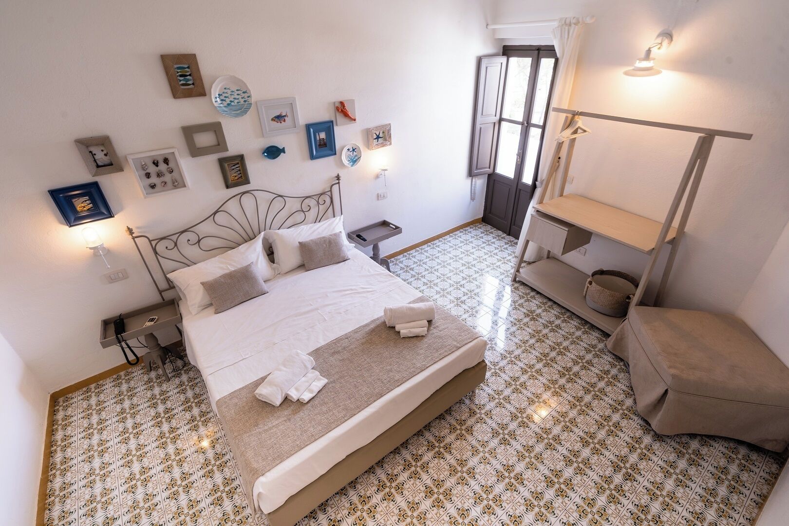 Minibar, coffres-forts dans les chambres, Wi-Fi gratuit, draps fournis