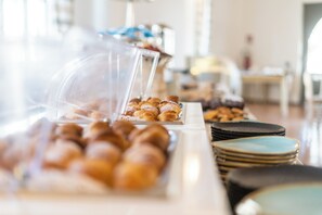 Ein reichhaltiges Buffet mit verschiedenen Backwaren und Speisen.