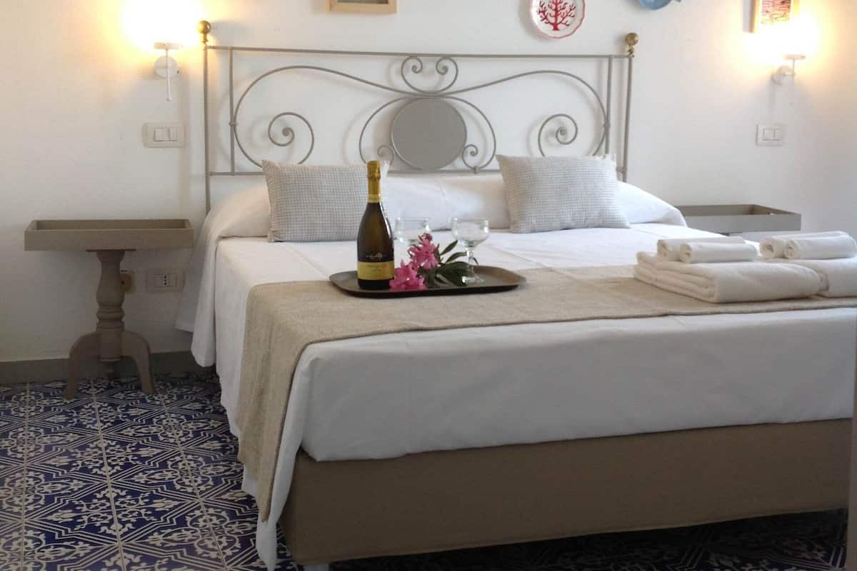 Minibar, coffres-forts dans les chambres, Wi-Fi gratuit, draps fournis