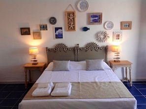 Standard-herbergi | Míníbar, öryggishólf í herbergi, ókeypis þráðlaus nettenging, rúmföt