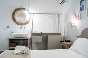Economy-dobbeltværelse | Minibar, pengeskab på værelset, gratis Wi-Fi, sengetøj