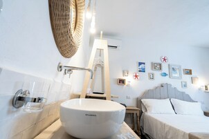 Minibar, caja de seguridad en la habitación, wifi gratis y ropa de cama