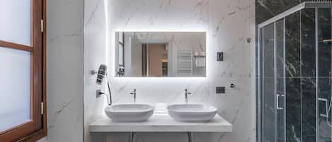 Chambre Quadruple Classique | Salle de bain | Douche, sèche-cheveux, serviettes fournies, savon