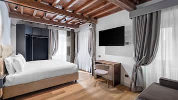 Habitación cuádruple clásica | Ropa de cama hipoalergénica y caja de seguridad en la habitación