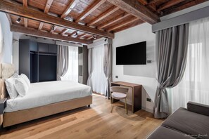 Classic Quadruple Room | Hypo-allergenic bedding, in-room safe, desk, blackout drapes - Hotel Adamas (Florence)