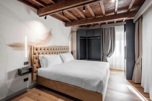 Classic Quadruple Room | Hypo-allergenic bedding, in-room safe, desk, blackout curtains - Hotel Adamas (Florence)