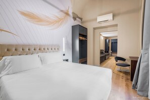 Classic Quadruple Room | Hypo-allergenic bedding, in-room safe, desk, blackout curtains - Hotel Adamas (Florence)