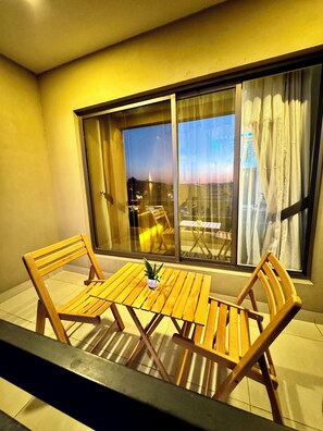 Outdoor dining - 2-bedroom apartment in perfect Islamabad with WiFi, fitness room, AC (Islamabad)