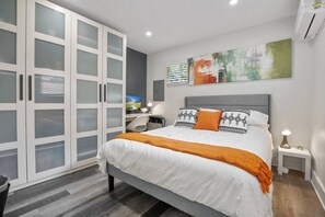 1 habitación, escritorio, tabla de planchar con plancha y cuna de viaje 