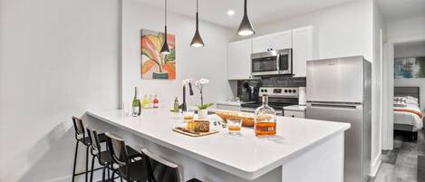 Réfrigérateur, micro-ondes, four, plaque de cuisson