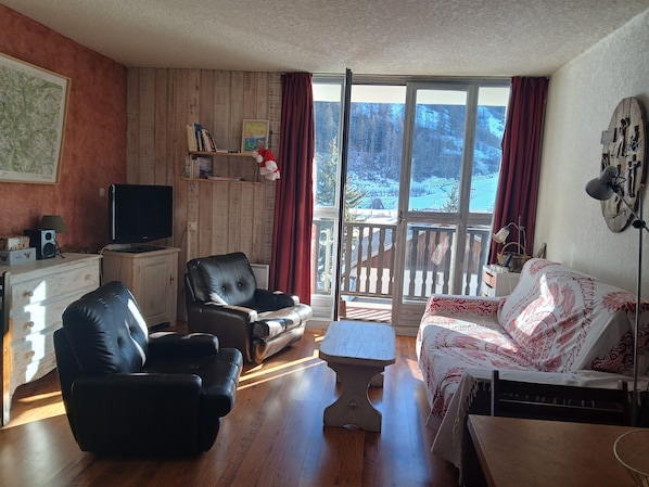 TV - South-facing 32m2 studio in the village of Aiguilles in the heart of the Queyras. (Aiguilles)