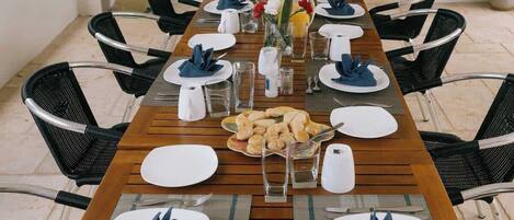 تناول الطعام بالخارج