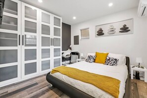 1 chambre, bureau, fer et planche à repasser, lit parapluie