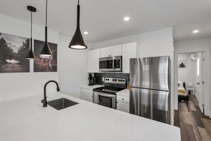 Réfrigérateur, micro-ondes, four, plaque de cuisson