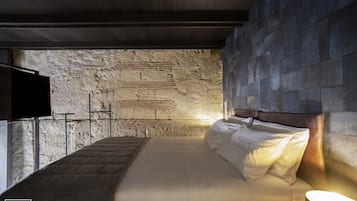 Suite Superior, 1 letto king con divano letto, angolo cottura, vista città | Biancheria da letto ipoallergenica, copriletto in piuma