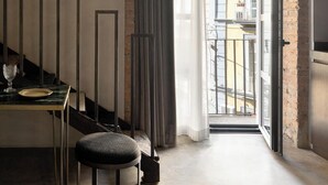 Ein modernes Interieur mit Essbereich, einer Treppe und Blick ins Freie.