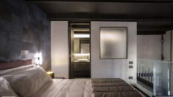 Suite Superior, 1 letto king con divano letto, angolo cottura, vista città | 1 camera, una cassaforte in camera, postazione laptop, tende oscuranti