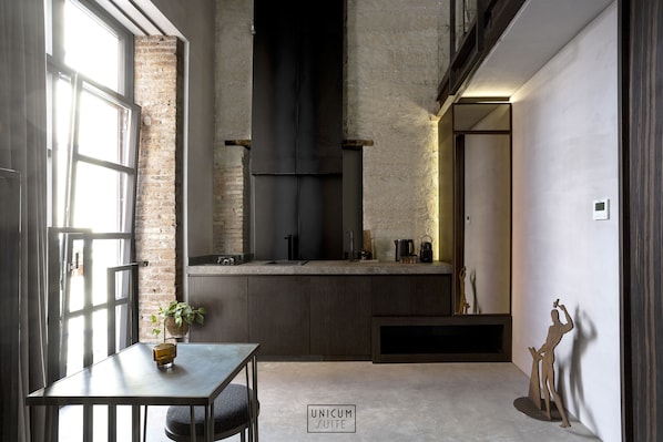 Suite – superior, 1 kingsize-seng med sovesofa, tekjøkken, byutsikt | Allergitestet sengetøy, dundyner og senger med overmadrass