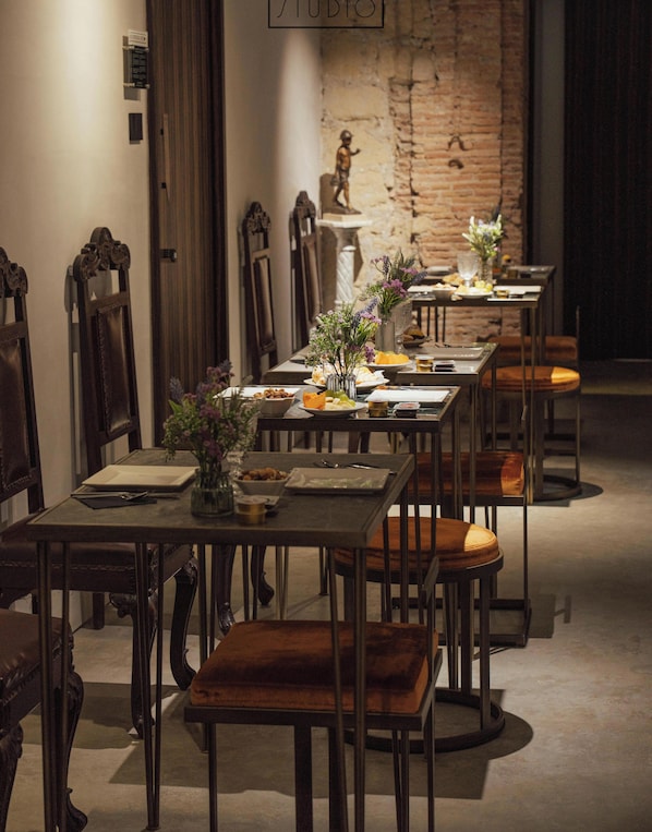 Free daily continental breakfast  - Unicum Suite Napoli Centro Storico (Naples)