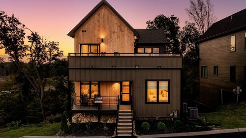 5 BR|5 BA| Sleeps13|Game Room| Rooftop w Hot Tub | Movie Room| Free Tkts