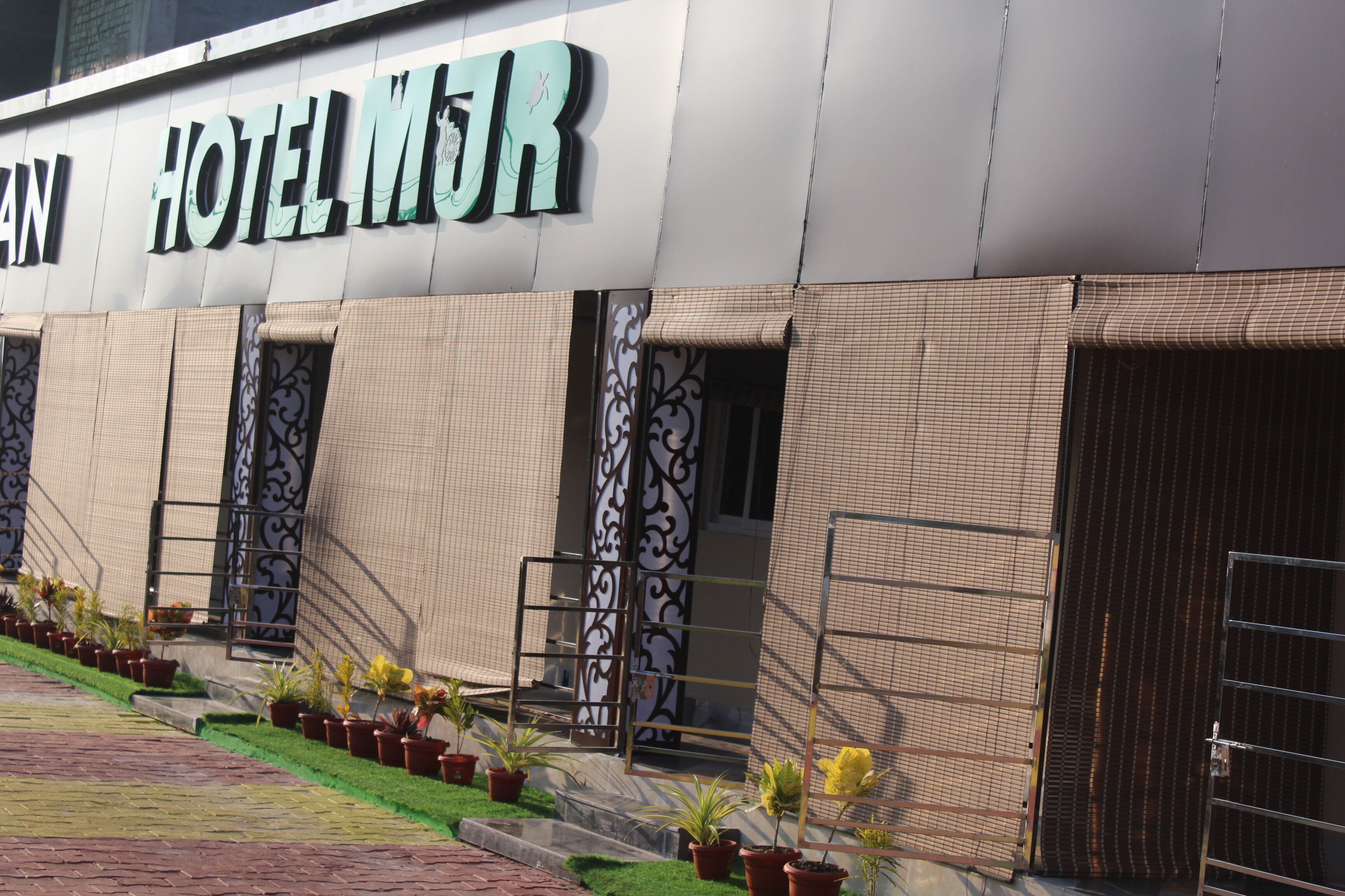 A hotel exterior with a sign reading "HOTEL MOR".