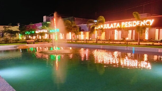 Ein Hotel mit Pool und Springbrunnen. Der Hotelname ist sichtbar.