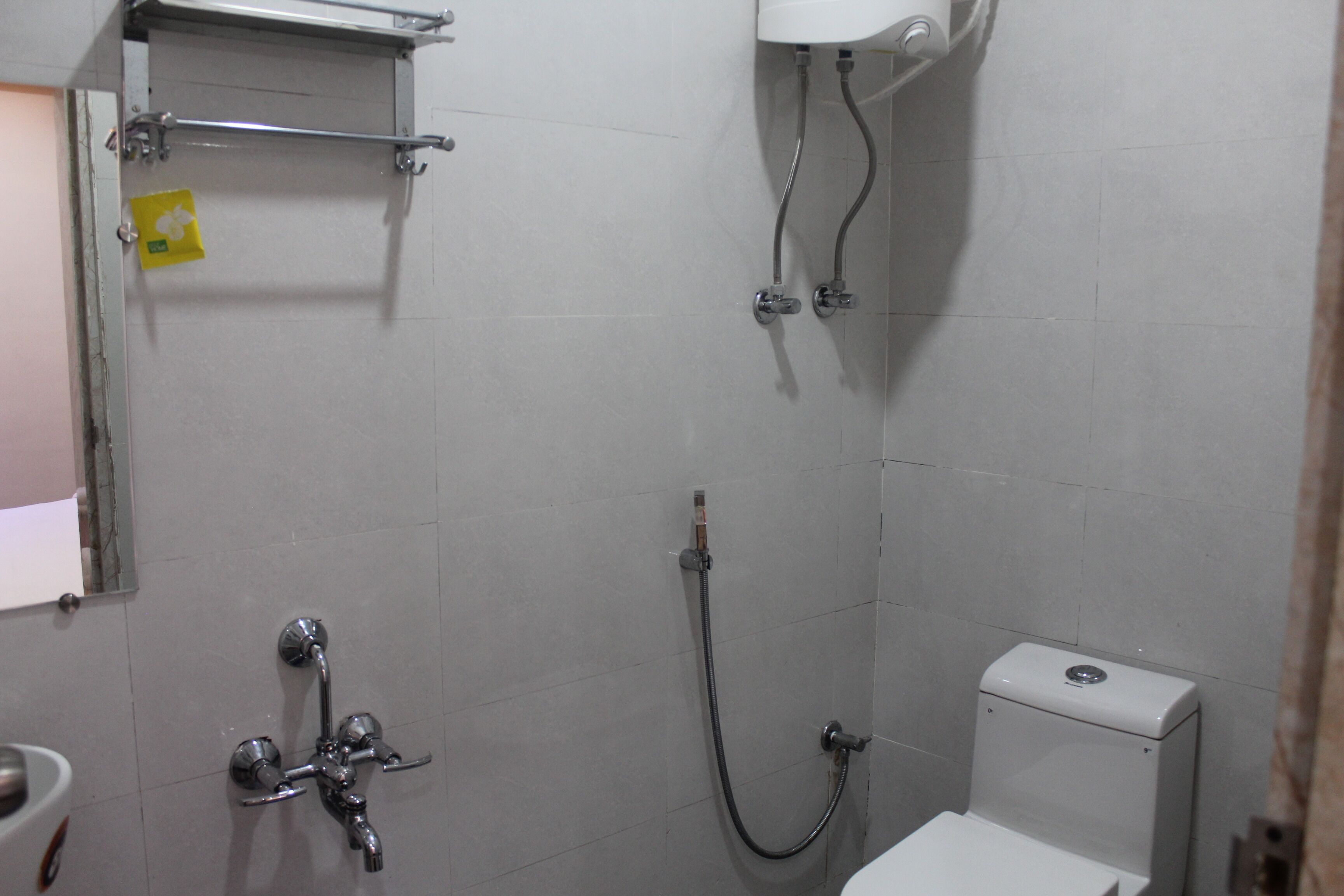 Un baño con ducha, inodoro y lavamanos.