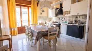 Frigorifero, forno, piano cottura, lavastoviglie