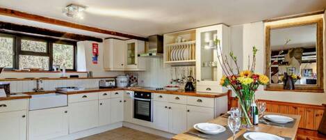 Kylskåp, mikrovågsugn, ugn och diskmaskin