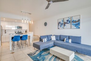 Living area - Elegant 1 Bedroom Oceanfront - Hale Mahina B304 (Lahaina)