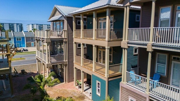 Un hotel de varios pisos con balcones, un espacio al aire libre cubierto y vistas a la calle.
