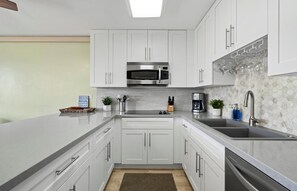 Frigorifero, microonde, forno, piano cottura