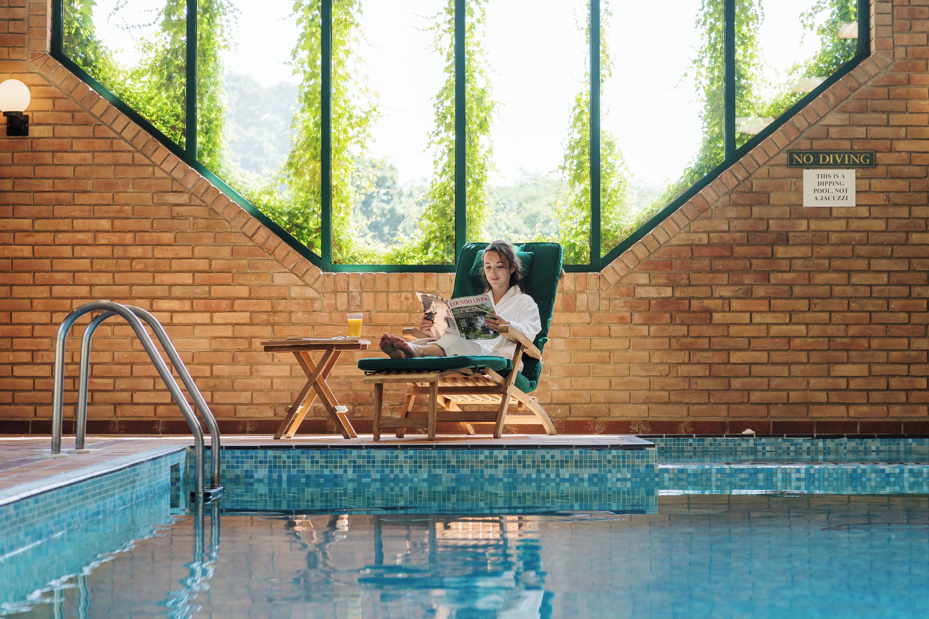 Kolam renang indoor dan kolam renang outdoor musiman