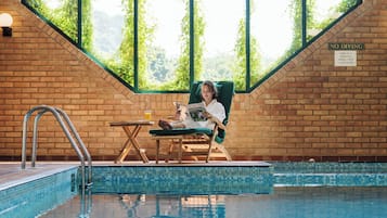 Kolam renang indoor dan kolam renang outdoor musiman