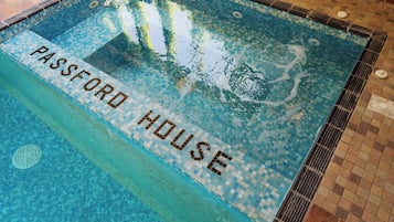 Indendørs pool, sæsonbestemt udendørs pool, liggestole
