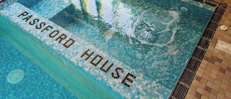 Inomhuspool, en säsongsöppen utomhuspool och solstolar