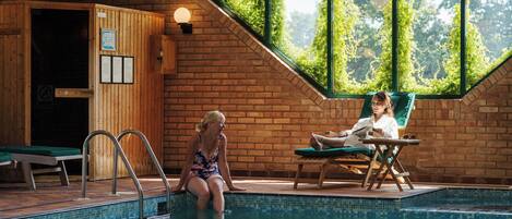 室内游泳池,季节性开放的室外游泳池,07:30 至 21:00 开放,日光浴躺椅