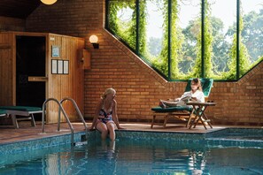 Innenpool, Außenpool (je nach Saison geöffnet), Liegestühle