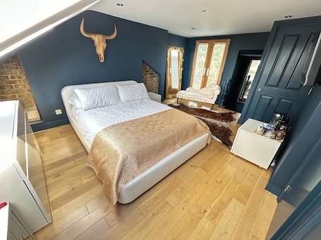 1 bedroom, iron/ironing board, WiFi, bed sheets. the crown loft