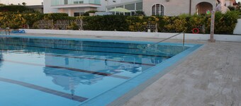 Villa with parking, tennis court, swimming pool and direct access to the sea