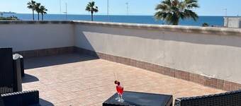 Villa con parcheggio, campo da tennis, piscina ed accesso diretto al mare