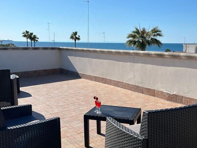 Villa with parking, tennis court, swimming pool and direct access to the sea