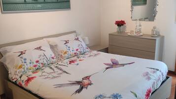 1 chambre, fer et planche à repasser, lit parapluie, Wi-Fi