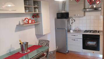 Frigorífico, microondas, horno y placa de cocina