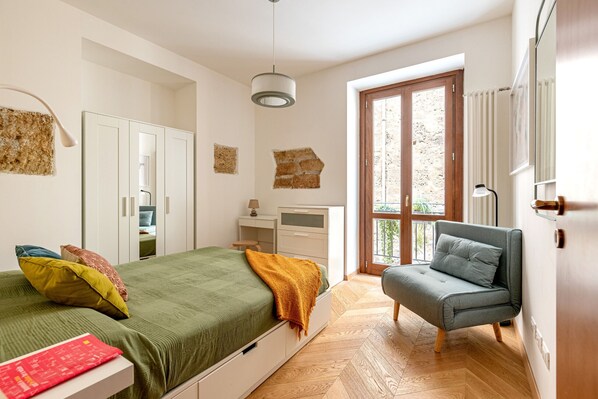 Iron/ironing board, free WiFi, bed sheets