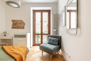 Een strijkplank/strijkijzer, gratis wifi, beddengoed